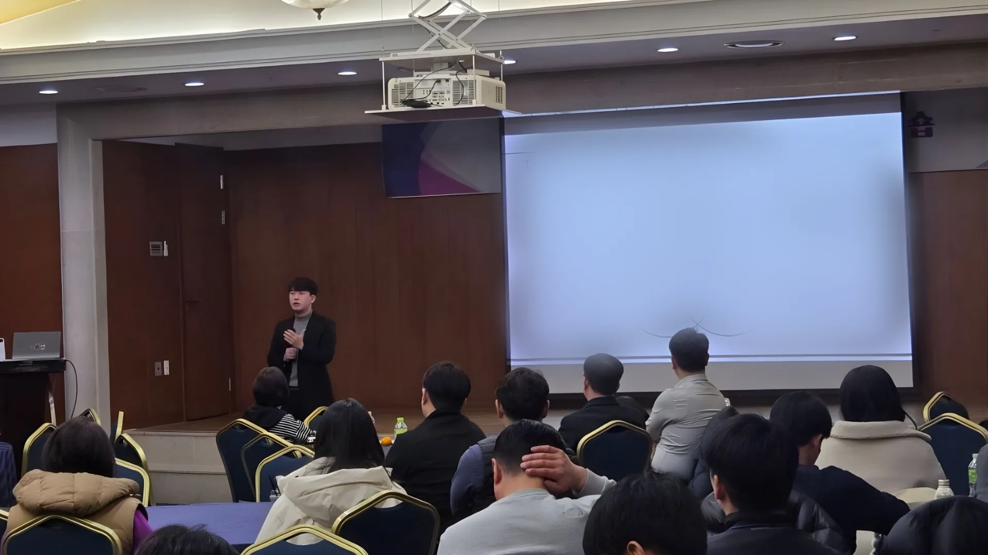 대형 홀에서 다수의 청중을 대상으로 진행된 이노커브AI의 AI 활용 강연